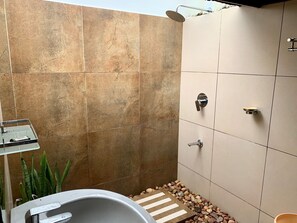 Haartrockner, Handtücher, Seife, Shampoo