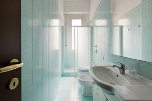 Shower, hair dryer, bidet - GuestHost - Lovely one bedroom apartment with balcony! (Milano)