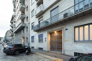 Exterior - GuestHost - Lovely one bedroom apartment with balcony! (Milano)