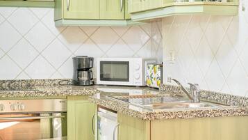 Kjøleskap, ovn, kokeplater og kaffetrakter/tekoker