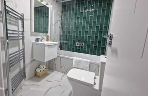 Secador de pelo, toallas, jabón, papel higiénico