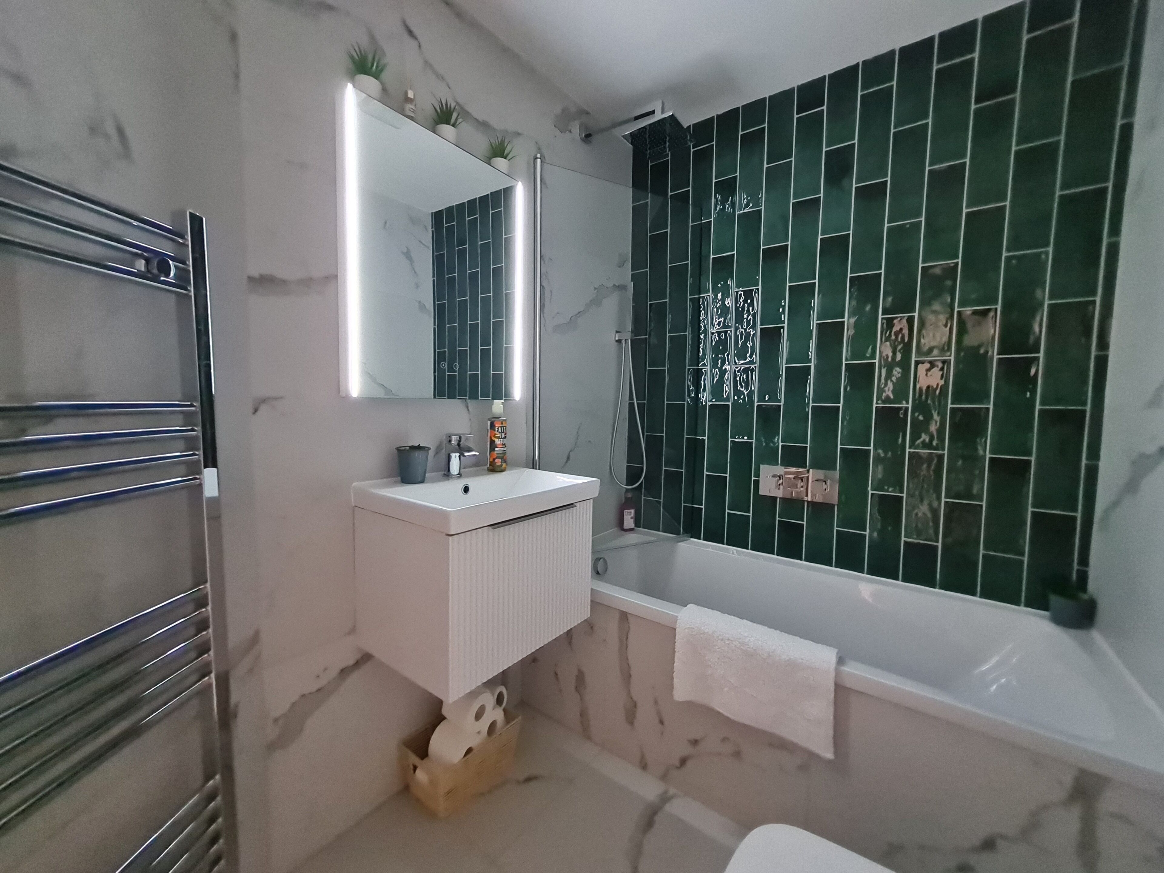 Hårtørrer, håndklæder, Sæbe, Toiletpapir