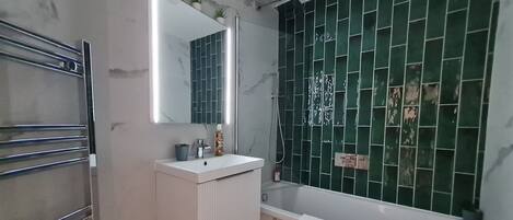 Hårtørrer, håndklæder, Sæbe, Toiletpapir