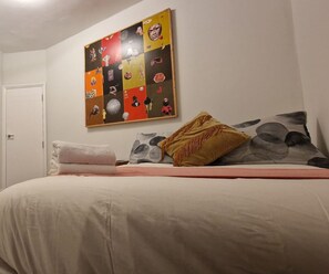 2 habitaciones, tabla de planchar con plancha y ropa de cama 