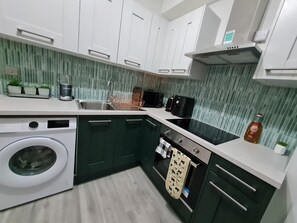 Fridge, microwave, oven, stovetop - Modern Get Away in Central London. (London)