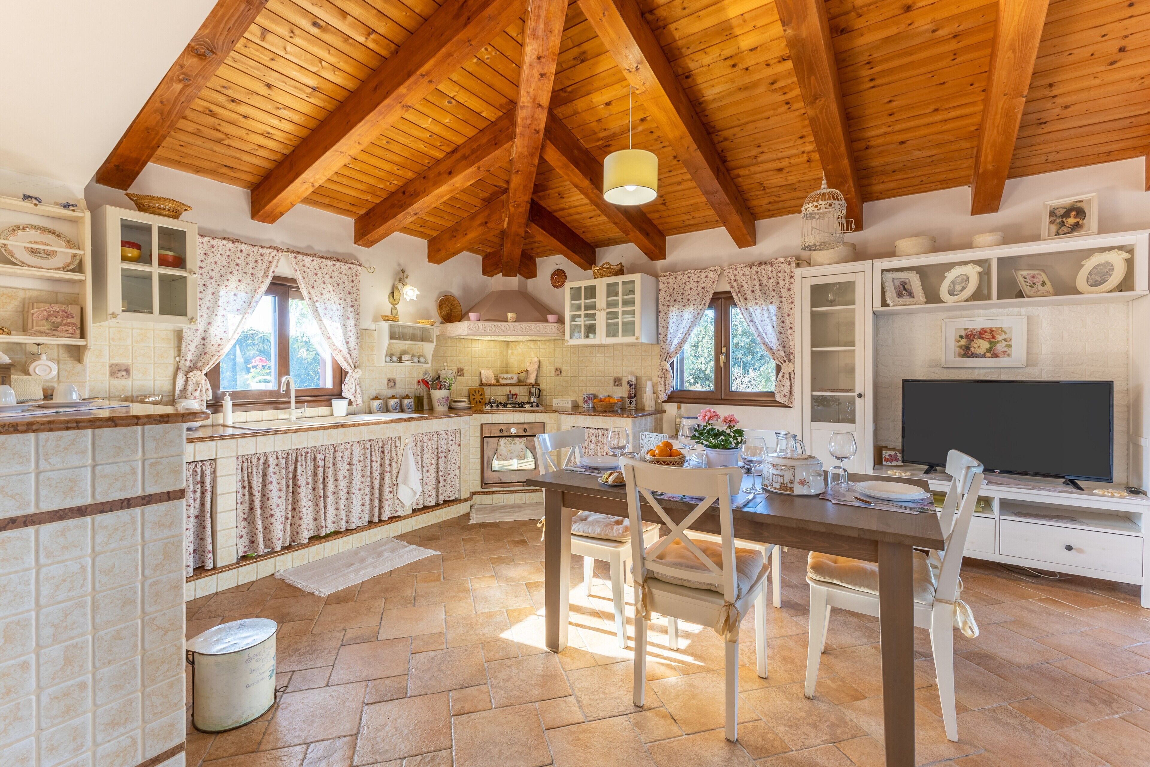 Kühlschrank, Ofen, Herdplatte, Wasserkocher mit Kaffee-/Teezubehör