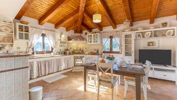 Kühlschrank, Ofen, Herdplatte, Wasserkocher mit Kaffee-/Teezubehör