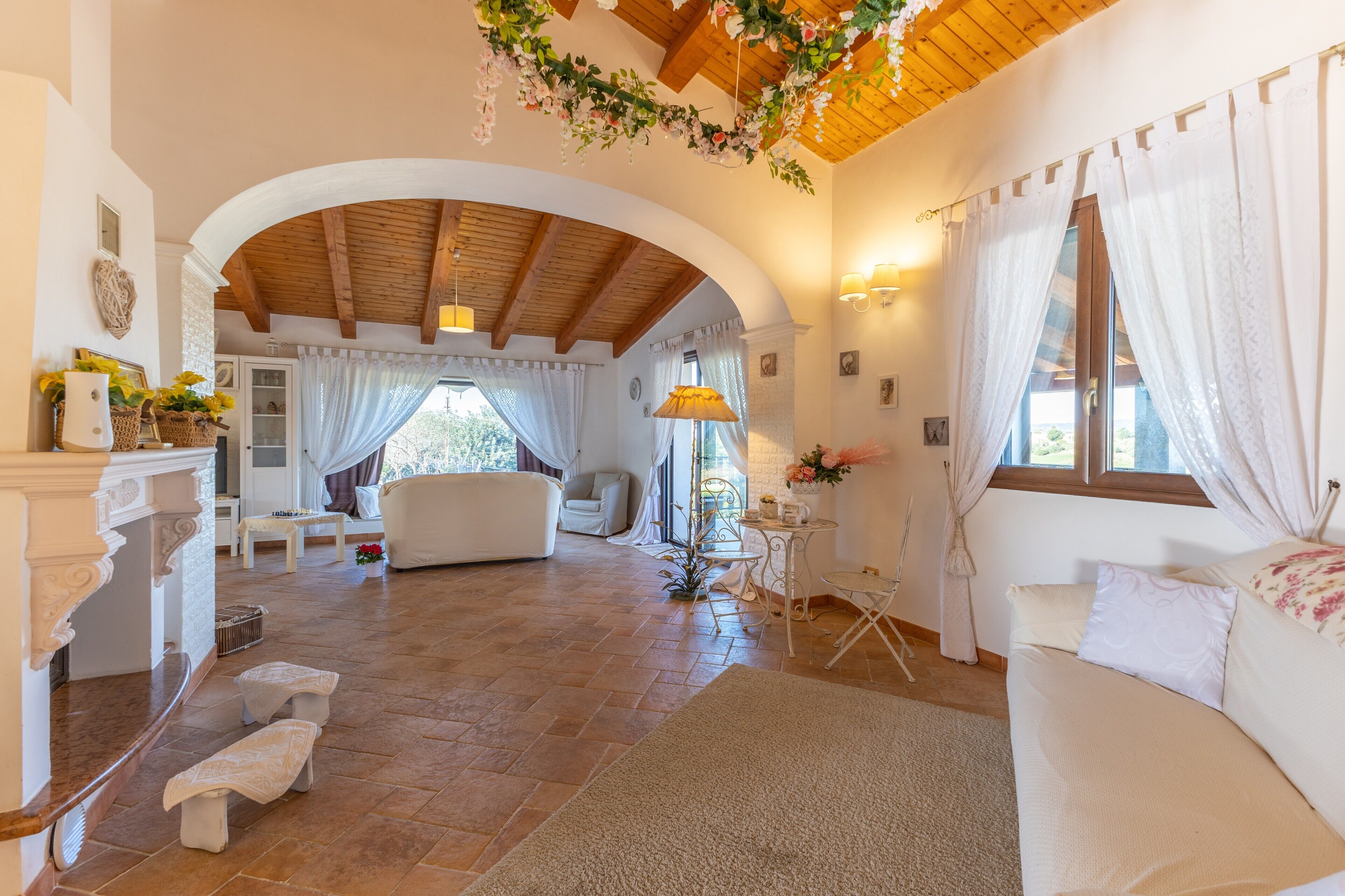 Televisión y chimenea 