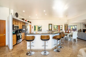 Jääkaappi, mikroaaltouuni, uuni, liesi