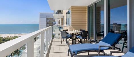 屋外ダイニングエリア