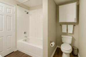 Séchoir à cheveux, serviettes fournies, savon, shampooing