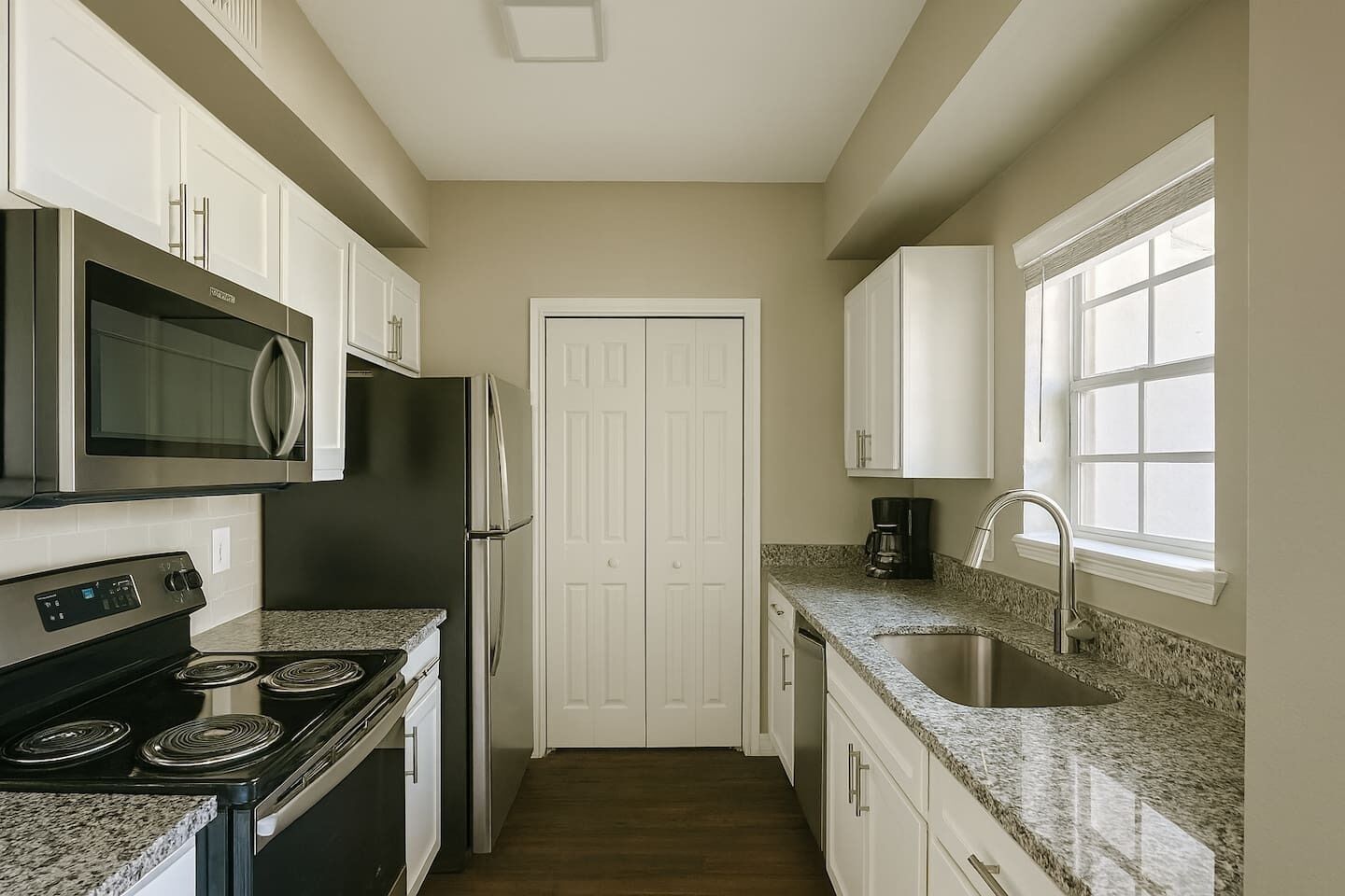 冰箱、微波炉、烤箱、炉灶