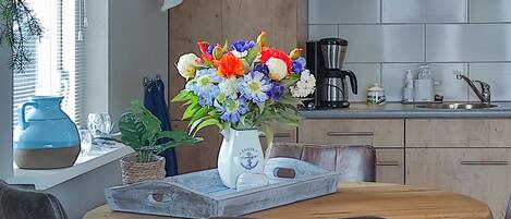 Kjøleskap, oppvaskmaskin og kaffetrakter/tekoker