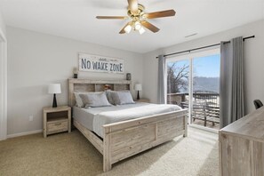 4 bedrooms, desk, iron/ironing board, travel cot - Expansive Deck, Beautiful Views, Private Dock & Boat Slip (Sunrise Beach)