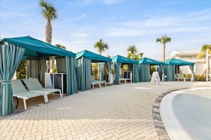 Un espace aménagé au bord de la piscine, avec des chaises longues et des parasols.