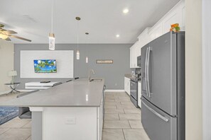 Kylskåp, mikrovågsugn, ugn och spishäll