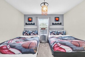 4 bedrooms, iron/ironing board, internet, bed sheets