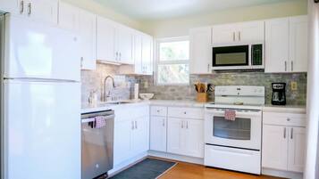 Køleskab, kogeplade, kaffe-/temaskine, miljøvenlige rengøringsprodukter