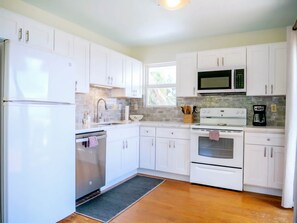 ثلاجة، موقد طهي مسطح، ماكينة لصنع القهوة/الشاي، مواد تنظيف صديقة للبيئة