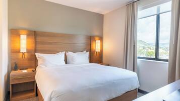 Meja, ruang kerja komputer riba, seterika/papan seterika