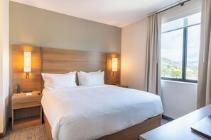 Meja, ruang kerja komputer riba, seterika/papan seterika 