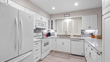 冷蔵庫、電子レンジ、オーブン、コンロ