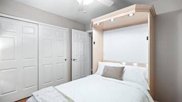 3 室のベッドルーム、セーフティボックス (室内)、デスク、アイロン / アイロン台