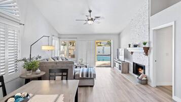 Smart TV, chimenea, futbolito