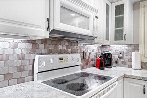 雪櫃、微波爐、焗爐、爐具