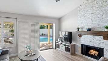 スマートテレビ、暖炉、テーブルサッカー台