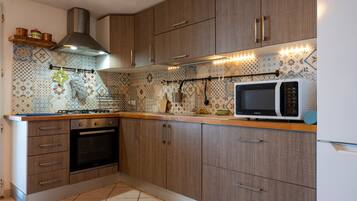 Frigorifero, forno, piano cottura, macchina per tè/caffè