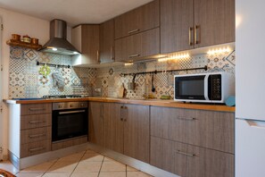 Jääkaappi, uuni, liesi, kahvin-/teenkeitin