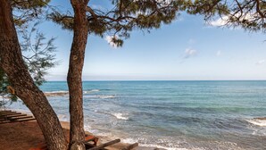 A wooden deck with a view of the sea and trees. - Apartment 'Le Terrazze Sul Mare - Capo' with Sea View, Private Terrace and Wi-Fi (Cefalù)