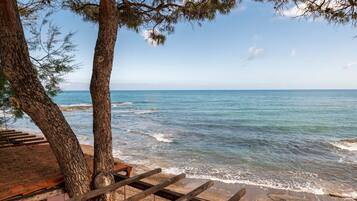 Una spiaggia nelle vicinanze