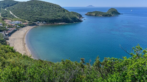 A coastal landscape with a beach, a small island, and a distant mountain. - Holiday Home 'Innamorata Mare' with Sea View, Private Terrace and Wi-Fi (Capoliveri)