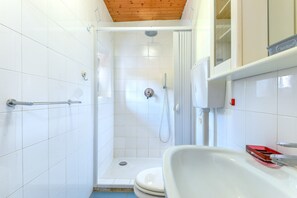 Shower, towels - Holiday Home 'Innamorata Mare' with Sea View, Private Terrace and Wi-Fi (Capoliveri)