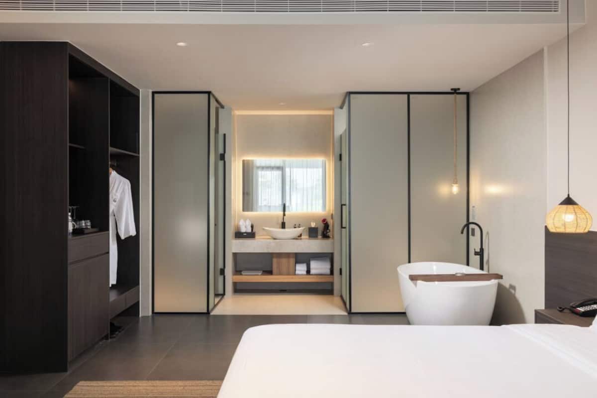 Luxury Double Room, Sea View | Minibar, desk, laptop workspace, free WiFi