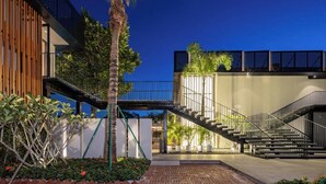 A modern building with a staircase, outdoor plants, and a clear sky. - Sanya Tufu Bay Scenic Yihai Hotel (Sanya)