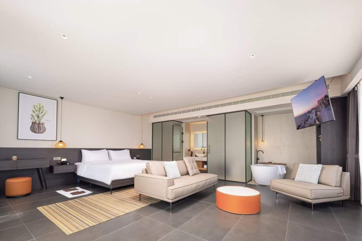 Minibar, desk, laptop workspace, free WiFi