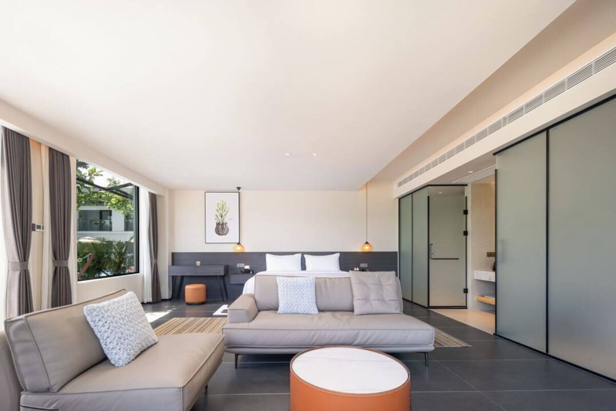 Uma sala de estar moderna com um sofá, uma mesa de centro e uma área de jantar com uma mesa e cadeiras.