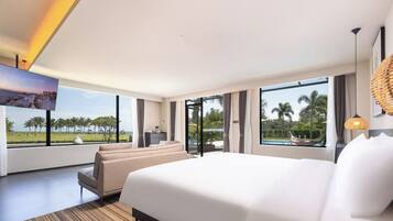 Minibar, desk, laptop workspace, free WiFi