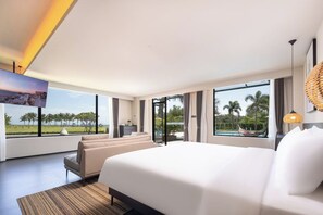 Minibar, desk, laptop workspace, free WiFi