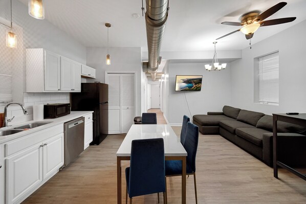 Living area - Charming 4-bedroom apartment in pilsen (Chicago)