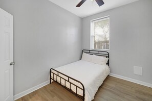 4 bedrooms, iron/ironing board, WiFi, bed sheets