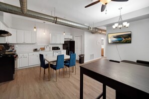 Private kitchen - Charming 4-bedroom apartment in pilsen (Chicago)