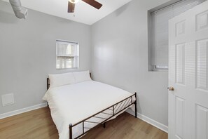 4 bedrooms, iron/ironing board, WiFi, bed sheets