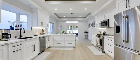 Kjøleskap, mikrobølgeovn, ovn og kokeplater