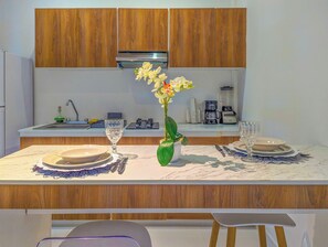 Réfrigérateur, micro-ondes, plaque de cuisson, cafetière/bouilloire