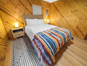 2 bedrooms, travel cot, WiFi, bed sheets