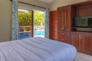 3 bedrooms, in-room safe, iron/ironing board, travel crib